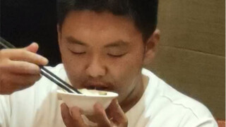 You who concentrate on eating at a class reunion