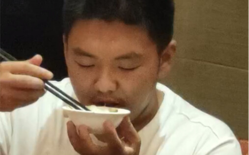 You who concentrate on eating at a class reunion