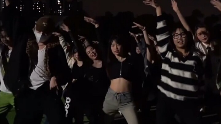 When random dance meets tomboy, what will the only Xiu Ting have to endure?