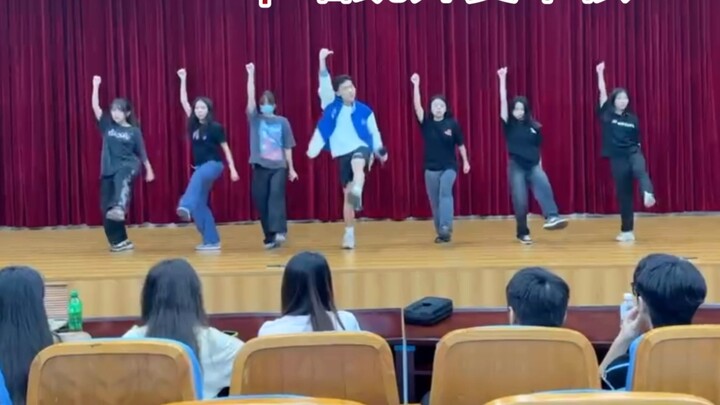 Mở mic và hát và nhảy trước bé quái vật? Tôi có thể vượt qua bài đánh giá nếu tôi hát, nhảy và rap t