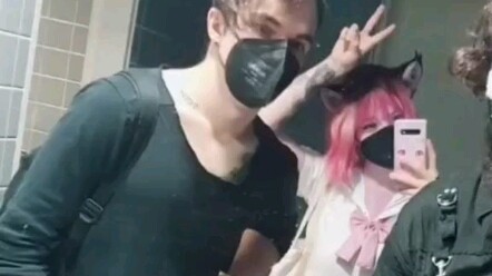 Elles pergi keluar kota bersama pacarnya