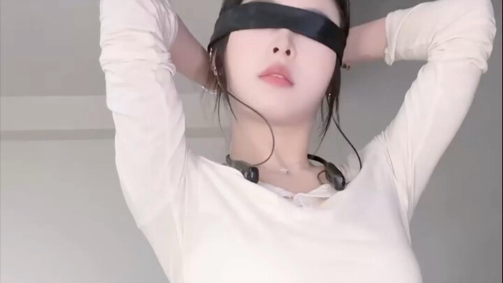 Yu Wan (Celana Pendek Jeans, Menari dengan Mata Ditutup)