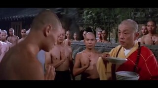 方丈用扔碟子，示范踩木头过水桩的秘诀，要求劲跟平稳和快三点