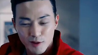 从她接电话发脾气他就注意到她了，在她看不见的地方他一直注视这她，发现她怀孕了，看到吃的随手就揣衣服里，听她说那个男的不负责，他第一时间就去为她打抱不平