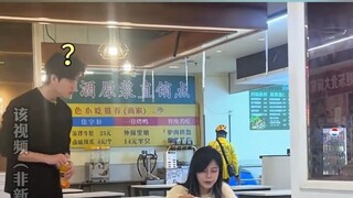 فتاة أخطأت وأكلت نودلز شخص آخر في الكافيتيريا، وظنت أنّه جاء ليغازلها!