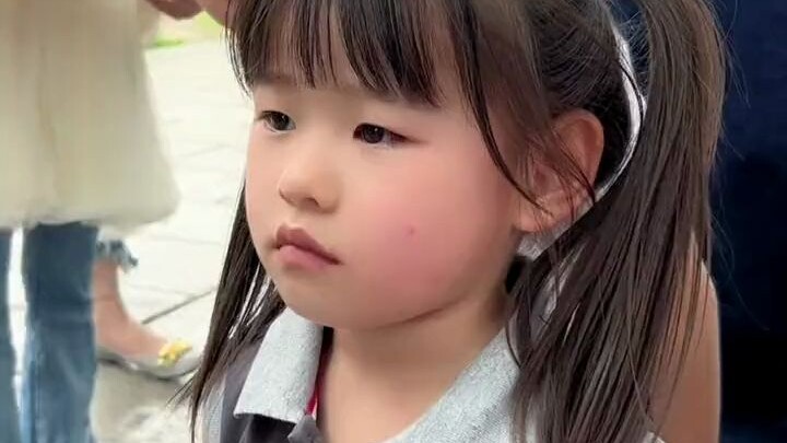 Mom couldn’t refuse her child, so she let her draw whatever pattern she liked. We should trust our k