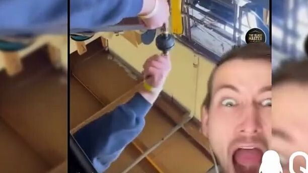 ♿Electric baton slicing glass scares the bejesus out of me🧊♿🔊