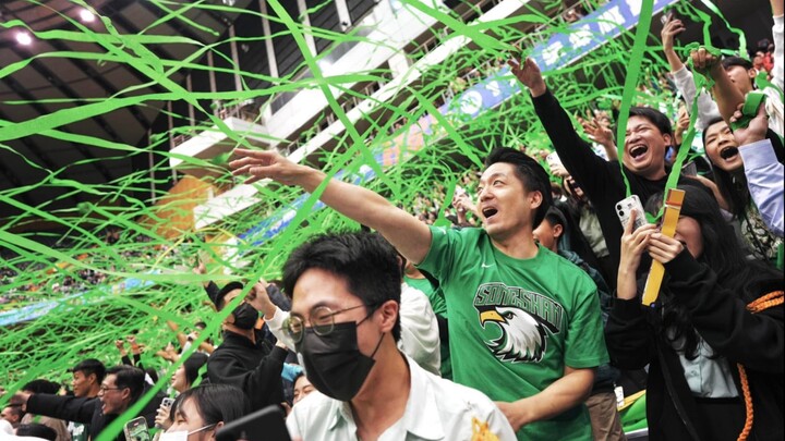 Mayor Chiang presented prize money to Taipei high school students who won awards in the high school 