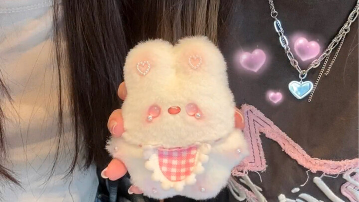 Siapa yang ngerti? Teman baikku buatin kelinci kecil buatanku sendiri yang bahkan bisa berbunyi “ciy