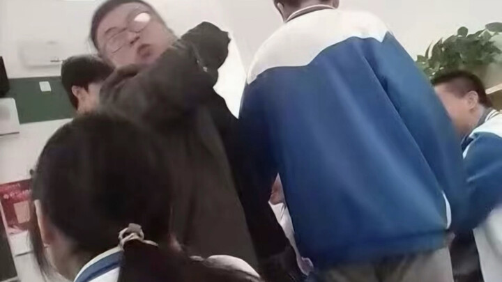 ในช่องคอมเมนต์ รีวิวผลงานอย่างเฉียบขาดและเด็ดขาด!