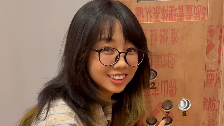 Các bạn nam phải hết sức cẩn thận khi đi thang máy!