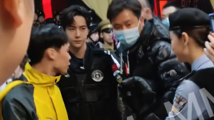 [Wang Yibo fan photos] Everyone who’s met him in person is so jealous—so handsome!
