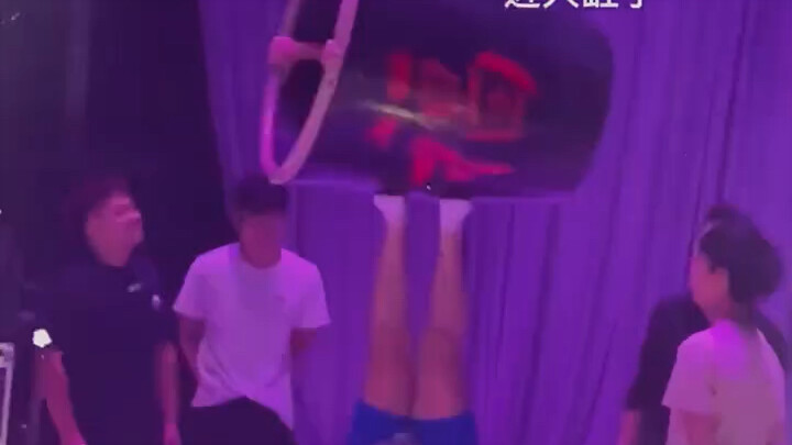 It Turns Out the Audience Members in the Front Rows Are the Lucky Ones – Circus Juggling “Lucky Audi