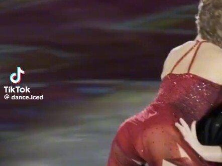 فتاة أجنبية تمارس التزلج الفني على الجليد