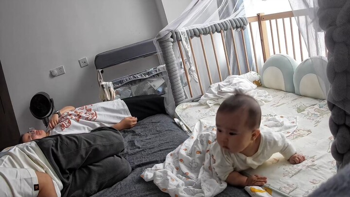 Parents after their baby suddenly woke up: Dare not move, dare not move at all