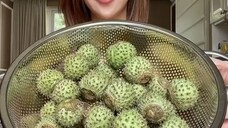 PERINGATAN YA!! jangan coba makan.kasihan aku lihat video orang sudah makan ini.. jangan ya dek ya