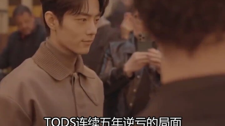 Trước thực lực, vốn liếng chẳng là gì: Trương Tử Phong diện áo hoodie sải bước trên thảm đỏ, Tiêu Ch