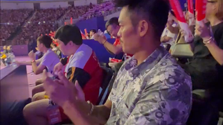 那个男人的出现，让现场陷入了疯狂