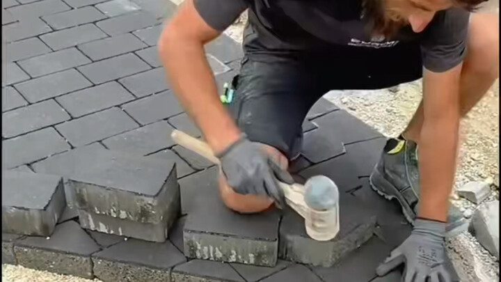 สถานก่อสร้างก็เหมือนกระบวนการสรรค์สร้างงานศิลปะ ทั้งความเชี่ยวชาญ ความพิถีพิถัน และความอดทน ล้วนขาดไ