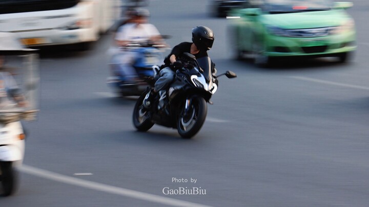 Pelan-pelan saja, sekitar kita adalah pemandangan yang indah—sungguh terpesona dengan ketampanan par