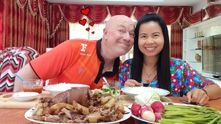 คากิพะโล้ ขาหมูพะโล้ น้ำจิ้มซีฟู้ด Huge Stewed Pork Knuckle Spicy Sour Dipped