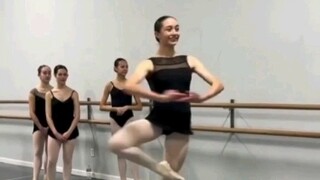 [บัลเล่ต์] เธอหมุนแปดครั้งเก่งมากและเตะแทมบูรีนอย่างมั่นคงมาก Summer Montenegro - Master Ballet Acad