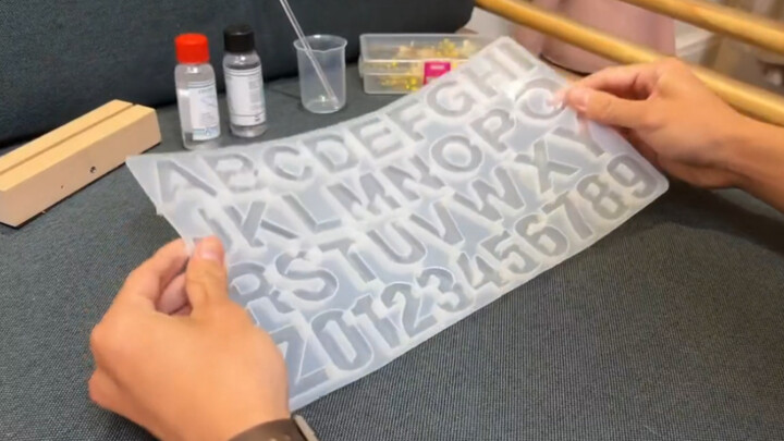 Làm hẳn một chiếc đèn ngủ riêng cho bạn gái bằng chính các chữ cái trong tên cô ấy, bật đèn lên đẹp 