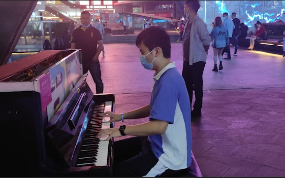 [Piano Playing] Street Piano Performance of "Star Sky"