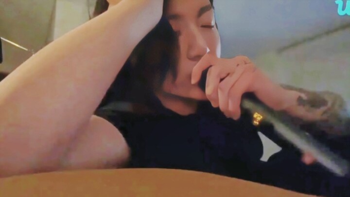 Jungkook sings New Jeans Ditto live