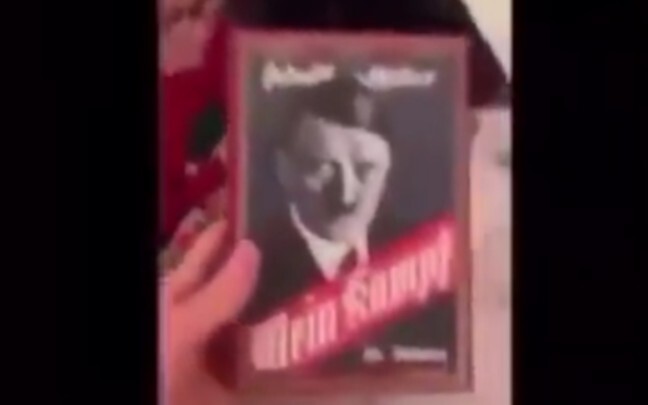 คุณปู่ชาวฝรั่งเศสมอบหนังสือ “การดิ้นรนของข้าพเจ้า” ให้หลานชายเป็นของขวัญวันเด็ก