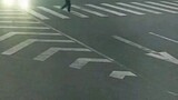 A man showed off his "Qigong" on the zebra crossing and his miraculous reaction saved his life!