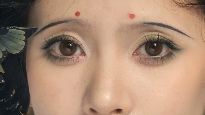 Hãy cùng xem lớp trang điểm tự nhiên nhé! Tôi đoán bạn sẽ mê mẩn hàng mi của tôi đấy!