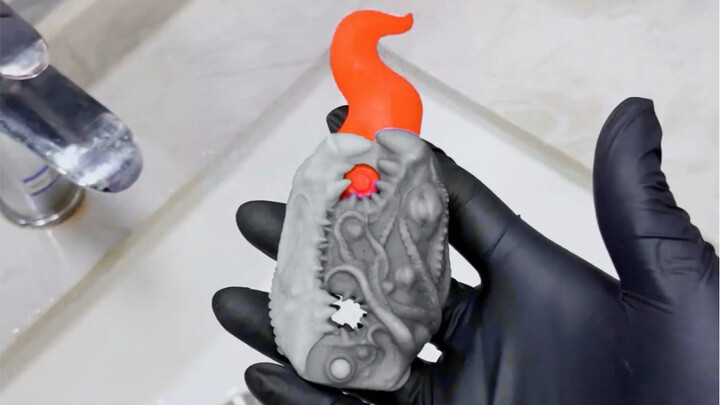 Cermin ini benar-benar menakutiku.