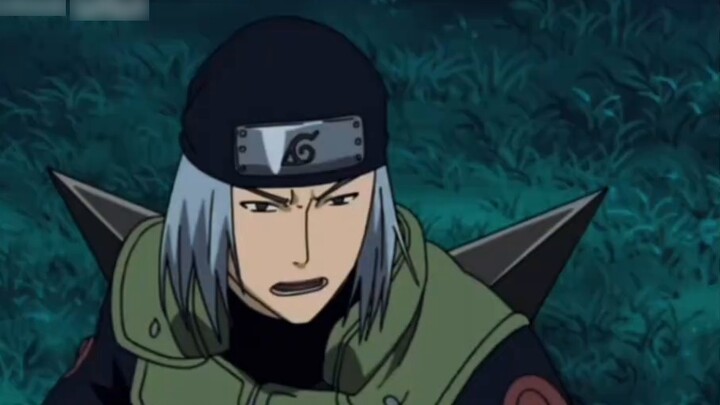 Sasuke datang ke tubuh Naruto dan menekan Ekor Sembilan