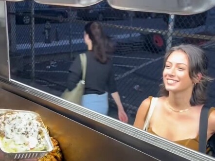 Cô gái Brazil mua đồ ăn ở New York