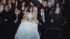 Wang Jiaer is amazingly sitting next to Yang Zi again, they are so destined! There are four pairs of