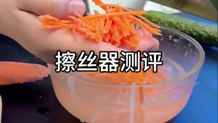 Multi-functional grater° with a raised hand guard for smooth, jam-free shredding. With this, you can