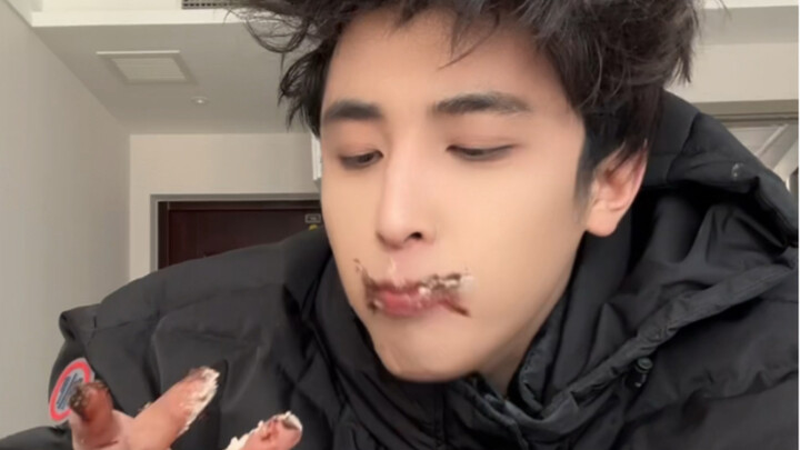 لم أشبع في الظهر، لذا سأتناول شاي بعد الظهر أيضًا.