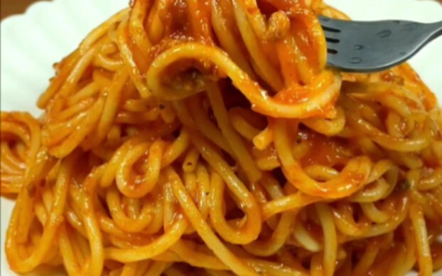 Dùng dầu từ YouTube để làm mì Ý bò sốt cà chua