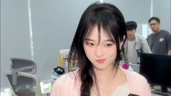 Lời nhắc nhở nhẹ: Đừng nhìn đồng nghiệp “nổi bần bật” của bạn khi đang họp!