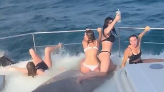 80 Idiots In Boats Caught On Camera !