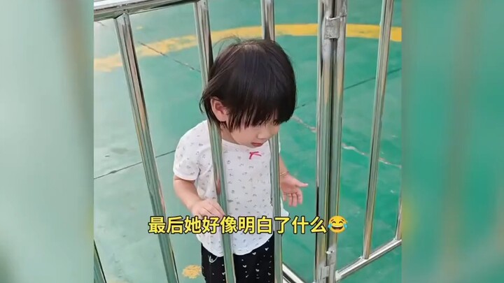 Đầu bị kẹt, mẹ bình tĩnh xử lý, cuối cùng cô con gái như vừa phát hiện ra một thế giới mới!