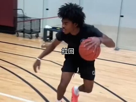 مدرب يكتفي بالتمثيل ولا يرمي الكرة