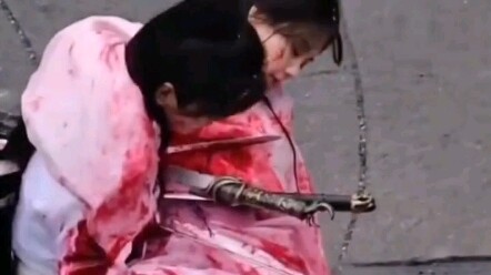 [Cheng Yi] Just as Fugui was about to get up, he was stabbed again. Even after being riddled with st