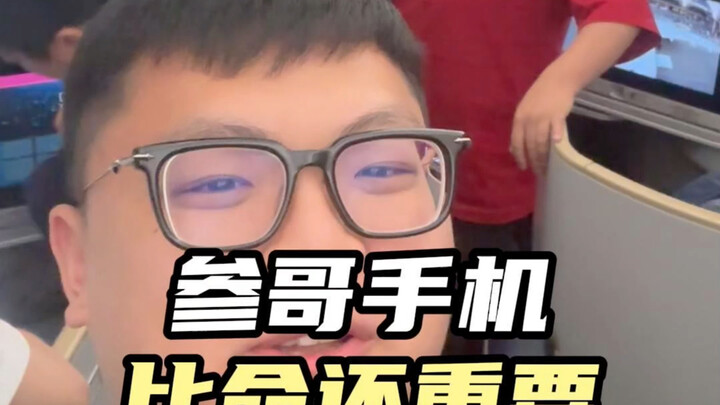 Seluruh kru turun tangan mencari ponsel, pantas saja layanan China Southern Airlines nomor satu! #Ch