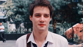 “痞帅校霸和他的话痨同桌，直球恋爱，我真的超爱”