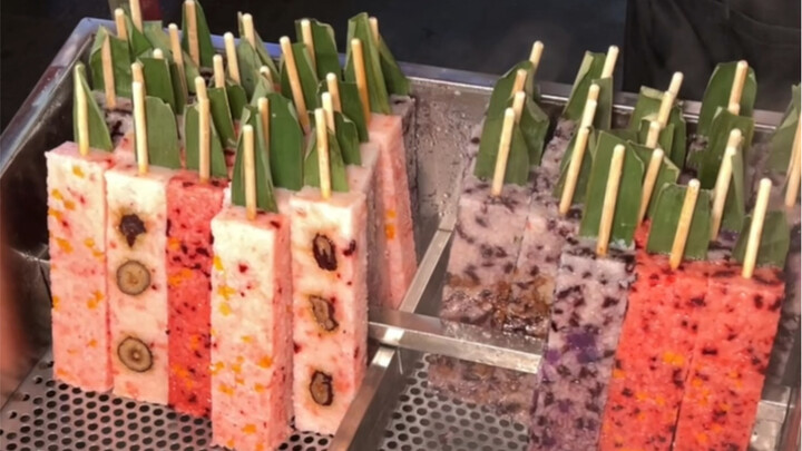 Suhu udara sudah dingin, sudah makan kue ketan hangat belum?
