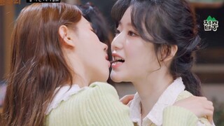 Đẩy nào! Triệu Mỹ Yến và Diệp Thư Hoa chơi trò cắn bánh quy
