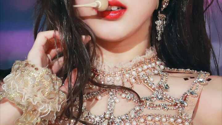 الأفضل بين أفضل الفرق النسائية، هي أكثر من مجرد فتاة لطيفة وحلوة.