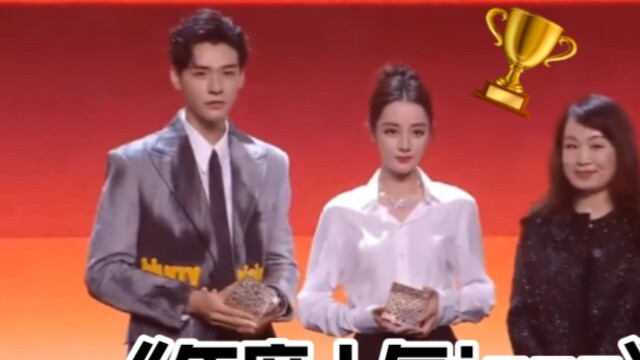 Reba received the award for Harper's Bazaar's "Annual Popular Icon" [full version]